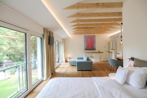 ein Schlafzimmer mit einem Bett und ein Wohnzimmer in der Unterkunft Landhaus am See in Garbsen