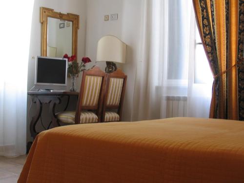 Schlafzimmer mit einem Bett und einem Schreibtisch mit einem Computer in der Unterkunft La Rotella Nel Sacco in Rom