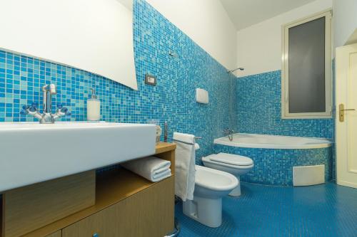 Et badeværelse på Catania Inn Rooms