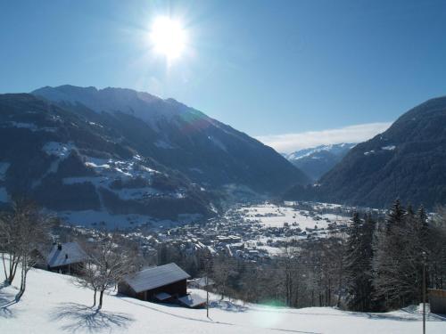 a view of a valley in the mountains with the sun at Haus grüner Wald in Bartholomäberg