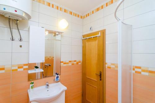 Kylpyhuone majoituspaikassa Adriatic-apartment & seaview pool