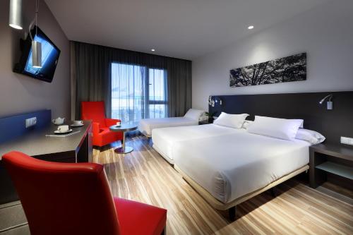 平托的住宿－歐洲之星阿里納斯德平托酒店，卧室配有白色的床、书桌和红色椅子