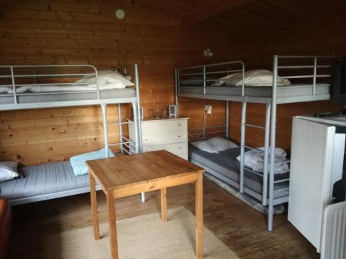 Palanda nebo palandy na pokoji v ubytování Hjemstavnsgårdens Camping & Cottages
