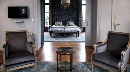 - une chambre avec un lit, deux chaises et une table dans l'établissement Guesthouse Domaine du Chalet, à Chigny-les-Roses