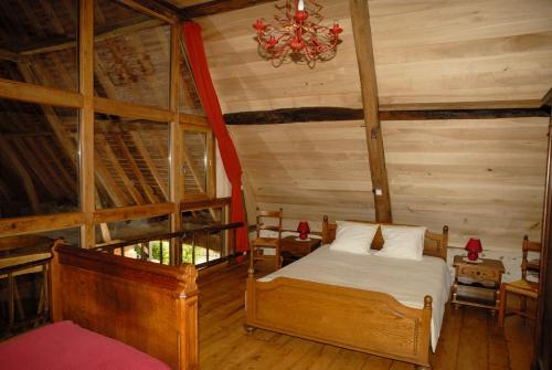 um quarto com uma cama num quarto com paredes de madeira em Gîte CoMic em Vidouze