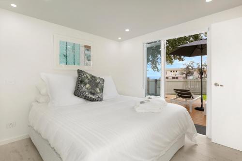 En eller flere senge i et værelse på The Beach House North Wollongong