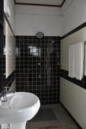Un baño de Ocean Caves, Balapitiya