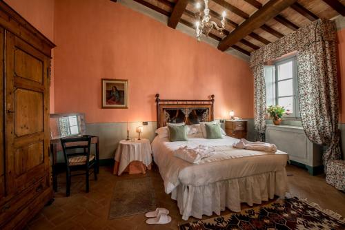 a bedroom with a large bed in a room at Agriturismo Podere La Rocca in Abbadia di Montepulciano