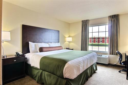 Tempat tidur dalam kamar di AmeriVu inn and Suites - Crookston