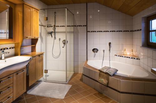 A bathroom at Ferienhof Karin und Florian Gressenbauer