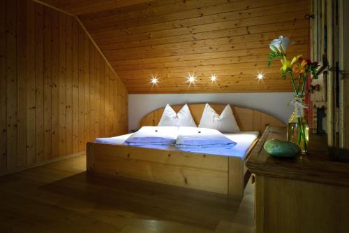 1 dormitorio con 1 cama en una habitación de madera en Ferienhof Karin und Florian Gressenbauer, en Edlbach