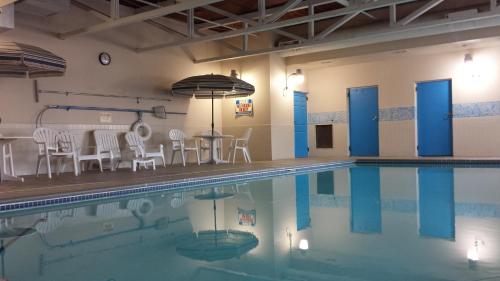 Πισίνα στο ή κοντά στο GrandStay Hotel & Suites Hastings