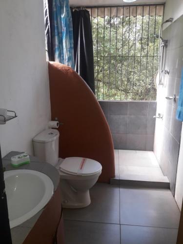 Ένα μπάνιο στο Ambalama Leisure Lounge