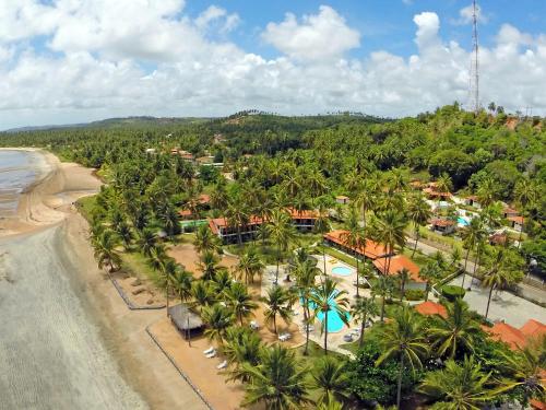 uma vista aérea do resort e da praia em Bitingui Praia Hotel em Japaratinga