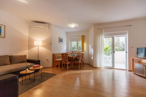 Quiet Family Apartments 30m from Beach Rogoznica Maiv Residence Zatoglav