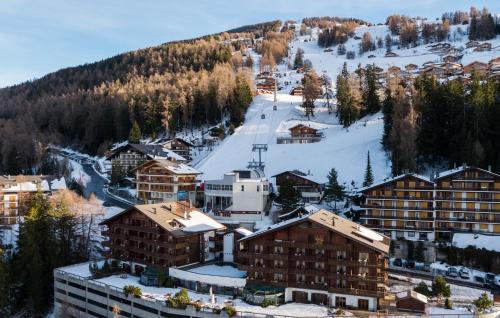 a town in the snow with a ski slope at Hôtel Chalet Royal in Veysonnaz