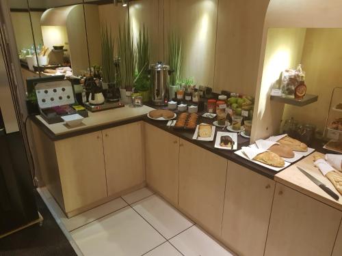 een keuken met een aanrecht met eten erop bij Mercure Tours Centre Gare et Congrès in Tours