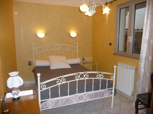 ナルボンヌにあるHavre de Paix Centre ville Narbonne, T3 confortable, près de l'ARENA et du GRAND BUFFETのベッドルーム1室(白いベッド1台付)
