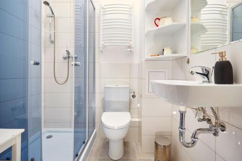 ワルシャワにあるMarszałkowska Apartamentのバスルーム(トイレ、洗面台、シャワー付)