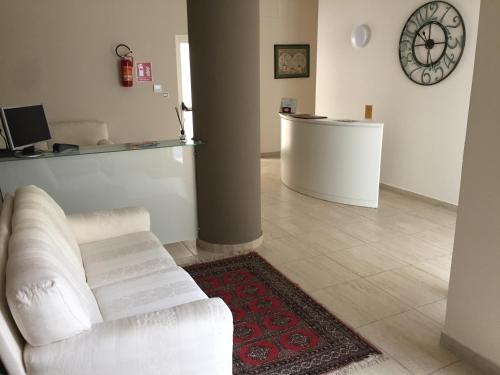 トラーニにあるDon Marino Residenceのリビングルーム(白いソファ、カウンター付)