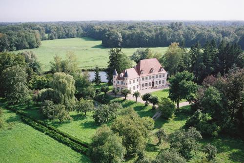 una vista aérea de una casa grande en un campo en Château De Werde, en Matzenheim