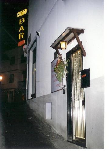 uma porta para um edifício com um sinal em Dufour Hotel em Châtillon