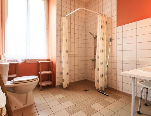 Le Clos Auvergnat tesisinde bir banyo