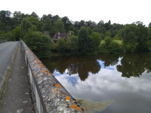a body of water next to a road next to a river at Le Port in Calès
