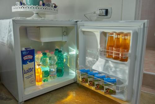 einen offenen Kühlschrank mit vielen Getränken und Limonaden in der Unterkunft L'Anfiteatro di Pompei B&B in Pompei