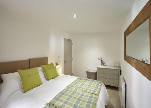 Giường trong phòng chung tại Host & Stay - Park View Apartment