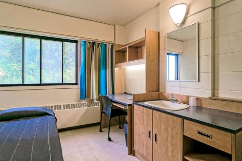 Kuchyň nebo kuchyňský kout v ubytování ZUM Auberge d'été - Université de Montréal