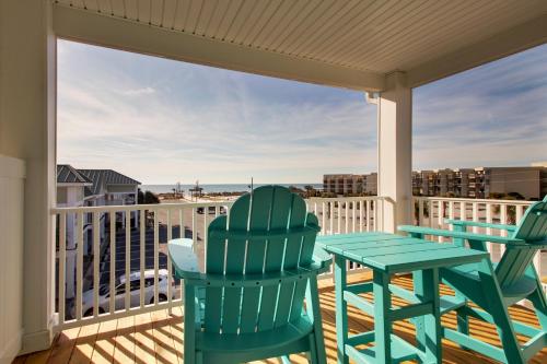 eine Terrasse mit zwei Stühlen und einem Tisch auf einem Balkon in der Unterkunft Islander Hotel & Resort in Emerald Isle