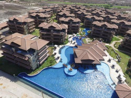 una vista aerea di un resort con parco acquatico di Manhattan Beach Riviera ad Aquiraz