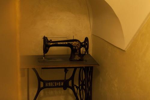 a sewing machine sitting on a shelf in a room at Regina Bed and Breakfast in Tivoli