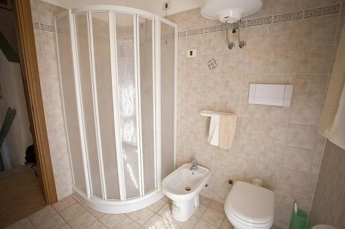 een badkamer met een douche, een toilet en een wastafel bij Villetta Olivo 5 Bagnaia in Bagnaia