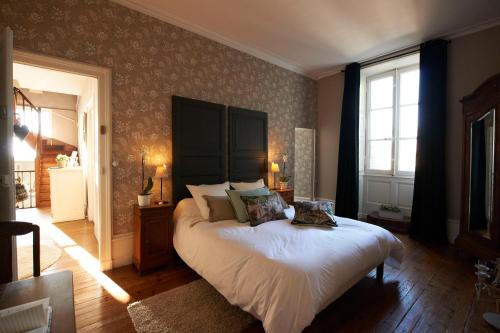 Le Loroux-BottereauにあるIl Était Une Fois Chez Moiのベッドルーム1室(大型ベッド1台付)