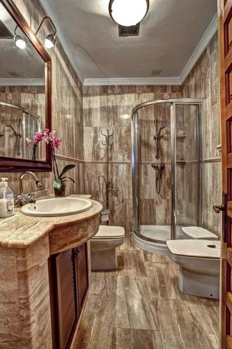 a bathroom with two sinks and a shower at Casa Rural La Fresneda in Ubrique