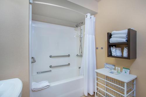 La salle de bains est pourvue d'une douche, de toilettes et de serviettes. dans l'établissement Staybridge Suites Chattanooga Downtown - Convention Center, an IHG Hotel, à Chattanooga
