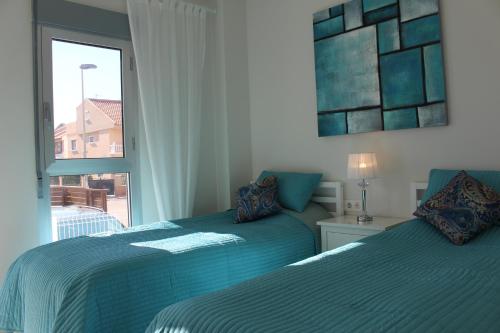サンティアゴ・デ・ラ・リベラにあるEl Mirador de la Riberaのベッドルーム1室(ベッド2台付)、景色を望む窓が備わります。