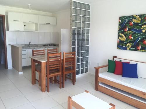 een keuken en een woonkamer met een tafel en stoelen bij Resid. Mar da Galileia - Tonziro in Mutari