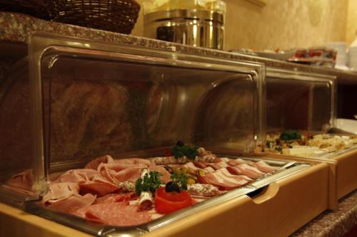 a bunch of meat in a display case at Hotel Kaiserhof Wesel in Wesel