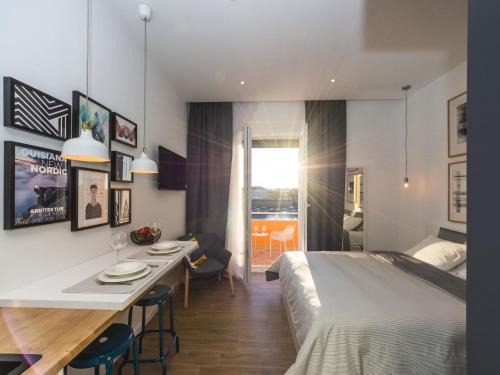 una habitación de hotel con una cama y una mesa con platos. en Apartments Withlove Zadar, en Zadar