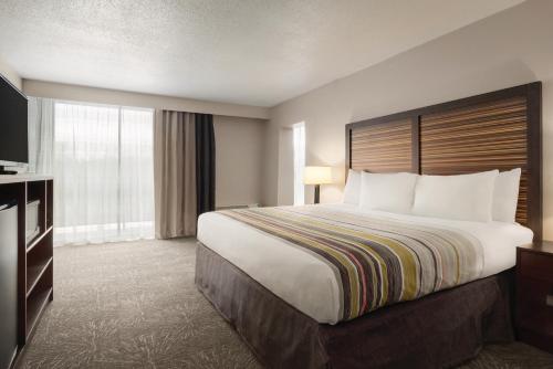 Katil atau katil-katil dalam bilik di Country Inn & Suites by Radisson, Erlanger - Cincinnati South