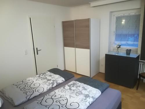 een slaapkamer met een bed en een dressoir bij Ferienhaus Kurzbach in Velden