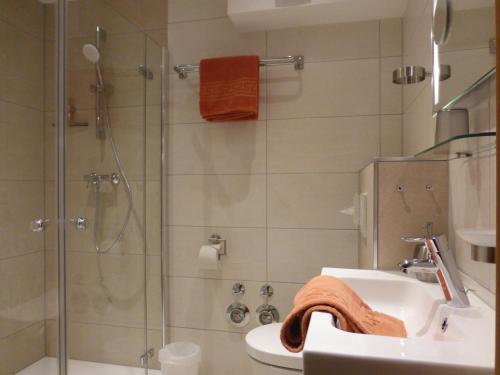 Bilik mandi di Gästehaus Birnbaumhof
