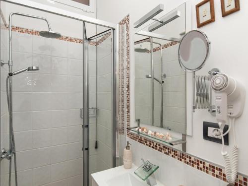 A bathroom at La Barca M&B II studio close to Las Canteras