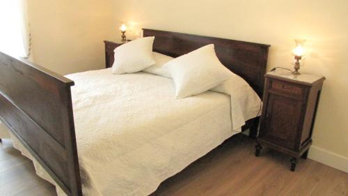 アルベンガにあるAntica Dimoraのベッドルーム1室(枕2つ、ナイトスタンド付)