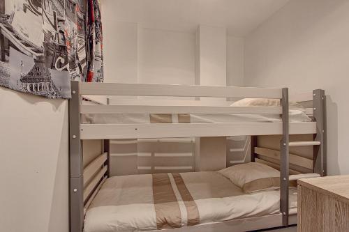 ジュアン・レ・パンにあるAppartement T2 bord de merの二段ベッド2組付きの二段ベッド付きの部屋