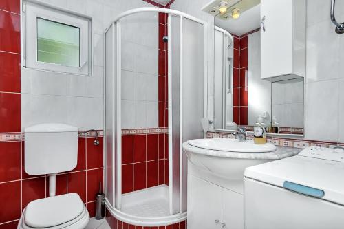 A bathroom at Villa Vranic Apartments