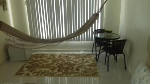 um quarto com uma escada com uma mesa e um tapete em Expedito acomodações em Manaus
